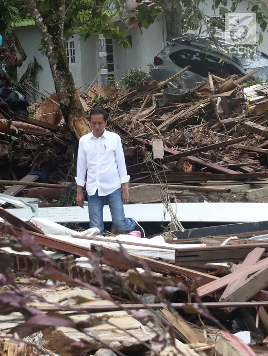 Presiden Joko Widodo atau Jokowi meninjau lokasi terdampak tsunami Selat Sunda di Carita, Banten, Senin (24/12). Jokowi menginstruksikan jajaran terkait untuk melakukan penanganan tanggap darurat pascabencana selekas mungkin. (Liputan6.com/Angga Yuniar)