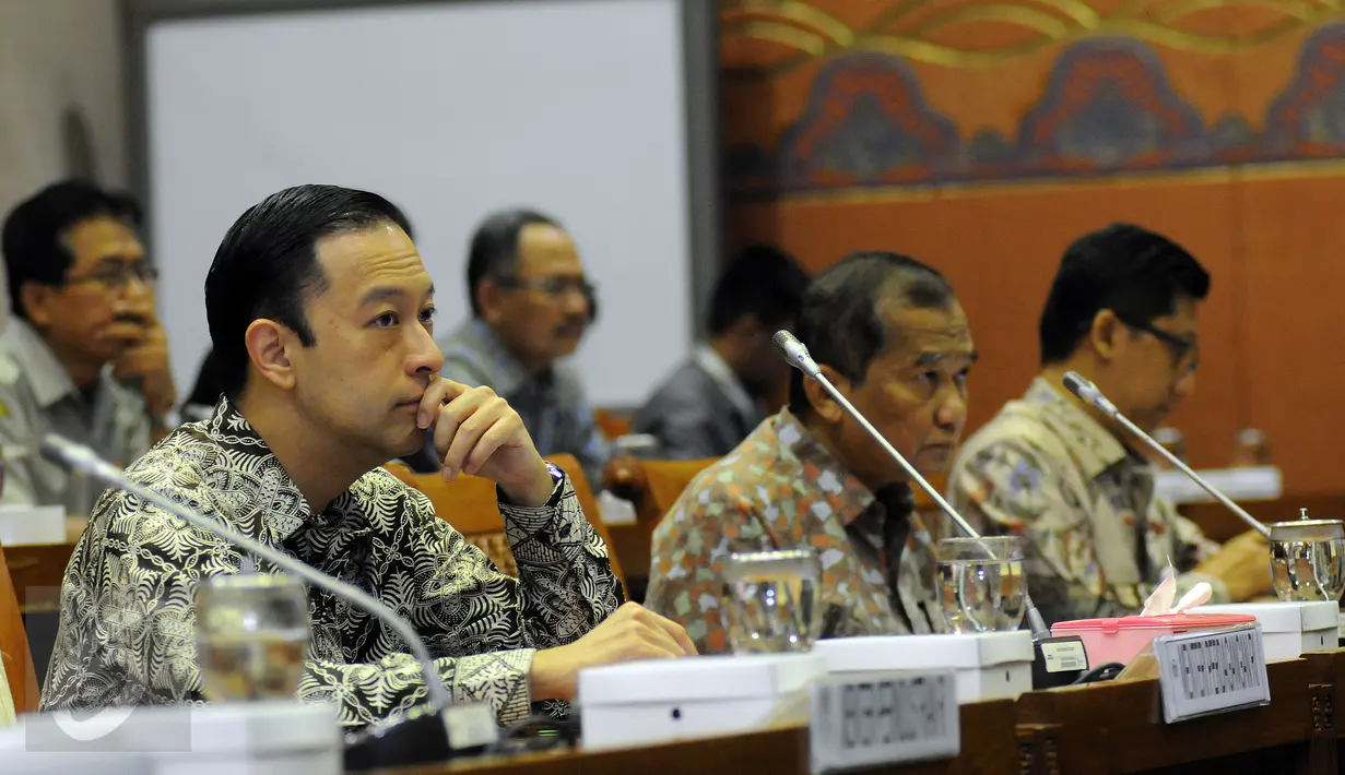 Menteri Perdagangan, Thomas Trikasih Lembong (kiri) saat mengikuti rapat dengar pendapat dengan Komisi VI DPR RI di Kompleks Parlemen, Jakarta, Kamis (26/11/2015). RDP membahas perdagangan gula rafinasi. (Liputan6.com/Helmi Fithriansyah)