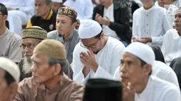 Ratusan jemaah saat menghadiri Salat Idul Adha di Masjid Al Furqan DDII, Jakarta, Selasa (21/8). Sejumlah umat Islam di Indonesia menunaikan Salat Idul Adha 1439 H hari ini meski pemerintah menetapkan Idul Adha Rabu (22/8). (Merdeka.com/Iqbal S. Nugroho)