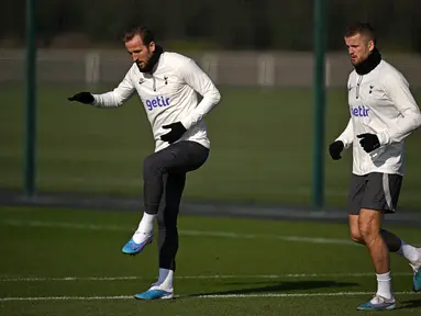 Penyerang Tottenham Hotspur Harry Kane dan bek Eric Dier (kanan) ambil bagian dalam sesi latihan tim di Tottenham Hotspur Football Club Training Ground di London, Senin (13/2/2023). Tottenham Hotspur akan bertamu ke kandang AC Milan pada leg pertama babak 16 besar Liga Champions 2022/2023, Rabu, 15 Februari 2023 dinihari WIB. (Ben Stansall / AFP)