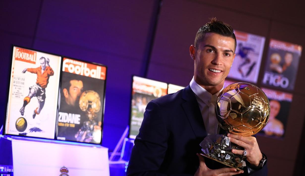 Cristiano Ronaldo, meraih penghargaan Ballon d'Or 2016 pada Senin (12/12/2016) waktu setempat. Ronaldo unggul perolehan suara dari Lionel Messi dan Antoine Griezmann. (AFP/L'equipe/Franck Seguin)