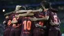 Para pemain Barcelona merayakan kemenangan atas Sporting Lisbon pada laga Liga Champions di Stadion Alvalade, Lisbon, Rabu (27/9/2017). Sporting kalah 0-1 dari Barcelona. (AFP/Armando Franca)