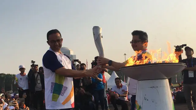 Anies Baswedan Bawa Obor Asian Games dari Monas