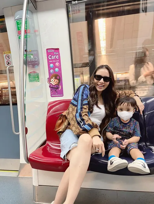 Momo dan kedua anaknya menikmati momen naik MRT di Singapura. Hal itu memenuhi permintaan anak pertamanya, Briel. [Instagram/therealmomogeisha]