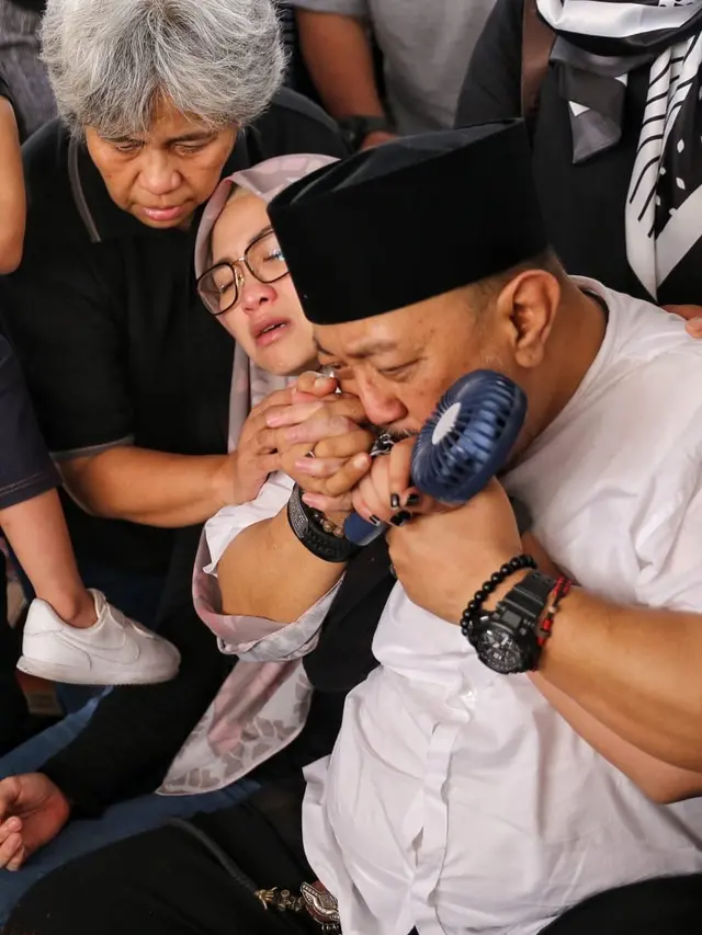 [Fimela] Suasana Pemakaman Istri Indro Warkop