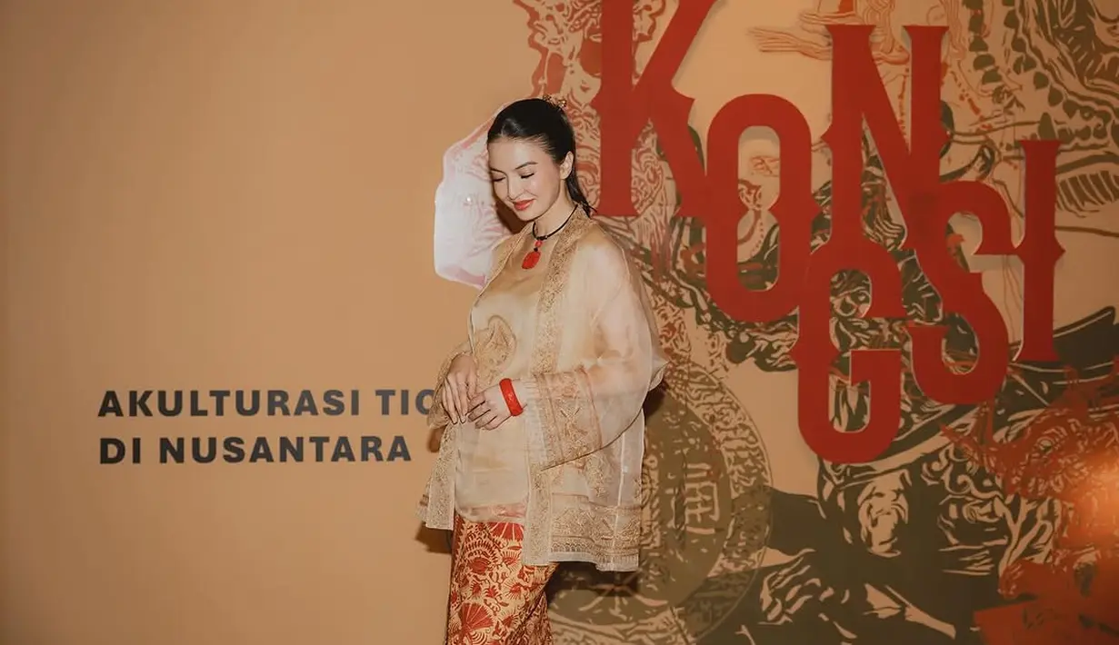 Intip gaya menawan Raline Shah dalam balutan dua busana peranakan yang berbeda (@ralineshah)