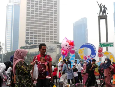 Warga berolahraga saat CFD di kawasan Bundaran HI, Jakarta, Minggu (3/7/2022). Meski sempat diguyur hujan tidak menyurutkan  masyarak untuk berolahraga di akhir pekan. (Liputan6.com/Angga Yuniar)