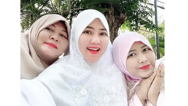 Via Vallen Beri Buket Uang untuk Ibunda di Hari Ibu, Ini 6 Potret Kebersamaannya
