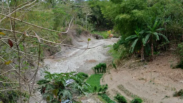 Sungai mengering di musim kemarau dan tak lagi menyediakan air bersih. (Foto: Liputan6.com/Muhamad Ridlo).