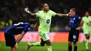Pada menit ke-87 Barcelona berbalik unggul lewat gol yang dicetak Raphinha. (Marco BERTORELLO/AFP)