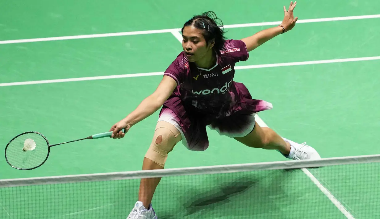Di gim kedua, Gregoria Mariska Tunjung melesat dan terus menjaga keunggulan untuk merebut tiket perdelapan final. (Dimitar DILKOFF/AFP)