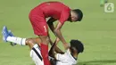 Pemain Timnas Indonesia U-19, M Fajar Fathur menghampiri pemain Timor Leste usai laga kualifikasi Grup K Piala AFC U-19 2020 di Stadion Madya Gelora Bung Karno, Jakarta, Rabu (6/11/2019). Indonesia unggul 3-1. (Liputan6.com/Helmi Fithriansyah)