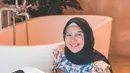 Wanita yang dikenal sebagai aktris sinetron ini memang selalu tampil cantik dengan berbagai riasan. Ia semakin cantik dengan kacamata berwarna bening.(Liputan6.com/IG/@_irishbella_)