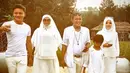 Keluarga Sule dan Lina terlihat begitu kompak saat mengenakan busana serba putih. (Foto: instagram.com/ferdinan_sule)