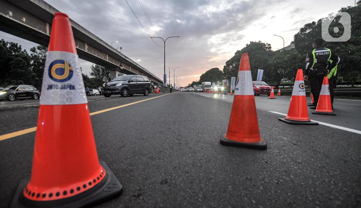 <p>Pembatas jalan terpasang saat pemberlakuan sistem one way di ruas Tol Jakarta-Cikampek KM 47, Karawang, Jawa Barat, Kamis (28/4/2022). Kebijakan one way di ruas Tol Jakarta-Cikampek KM 47 hingga Tol Kalikangkung KM 414 diterapkan mulai hari ini sebagai upaya mengurai kemacetan kendaraan para pemudik. (Liputan6.com/Iqbal S. Nugroho)</p>