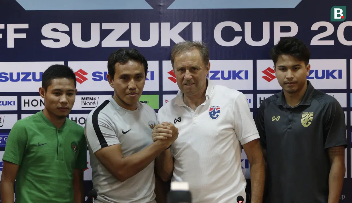 Pelatih Timnas Indonesia, Bima Sakti, bersalaman dengan pelatih Thailand, Milovan Rajevac, saat jumpa pers di Stadion Rajamangala, Bangkok, Jumat (16/11). Indonesia akan melawan Thailand pada laga Piala AFF 2018. (Bola.com/M. Iqbal Ichsan)