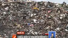 Sampah menumpuk setelah cuaca buruk melanda kawasan tersebut. Hujan lebat dan angin kencang membawa tumpukan sampah ke bibir pantai.