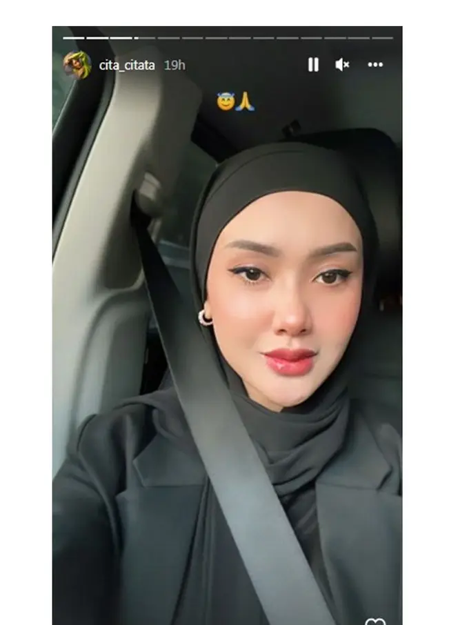 Gaya Kerudung Pashmina Simple Cita Citata