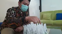 UGM membagikan hand sanitizer kepada wartawan di Yogyakarta untuk perlindungan diri selama beraktivitas di lapangan dan mencegah penukaran Corona COVID-19 (Liputan6.com/ Switzy Sabandar)