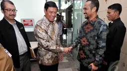 Menko Polhukam Tedjo Edhy Purdijatno berjabat tangan dengan Ketua KPK Abraham Samad (kanan), Jakarta, Selasa (16/12/2014). (Liputan6.com/Miftahul Hayat)