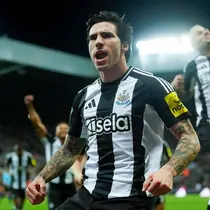 Newcastle United memastikan tempat di semifinal carabao Cup setelah mengalahkan Brentford di St James’ Park pada Kamis (19/12) dini hari WIB. (Owen Humphreys/PA via AP)