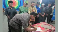 Deklarasi ini dibacakan oleh Kamiran selaku Kepala Dusun Kedungtangkil diikuti semua warga Dusun Kedungtangkil yang hadir. 