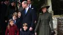 Kate Middleton, Pangeran William, dan ketiga anaknya, Pangeran Louis, Putri Charlotte, dan Pangeran George usai kebaktian Natal di Sandringham, Norfolk, Inggris di Sandringham, Norfolk, Inggris pada 25 Desember 2022. (AFP/Daniel Leal)