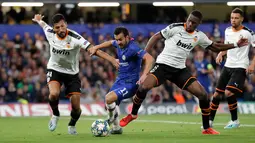 Winger Chelsea, Pedro Rodriguez, berebut bola dengan pemaan Valencia, Geoffrey Kondogbia dan Valencia, Ezequiel Garay pada laga perdana Grup H Liga Champions melawan Valencia  di Stamford Bridge, Rabu (18/9/2019). Chelsea takluk 0-1 di tangan Valencia. (AP Photo/Frank Augstein)