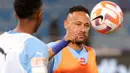 Pemain Al Hilal, Neymar (kanan) melakukan pemanasan sebelum laga lanjutan Liga Arab Saudi melawan Al Riyadh di Prince Faisal Bin Fahd Stadium, Riyadh, 16 September 2023 dini hari WIB. Neymar melakukan debutnya pada menit ke-64 setelah menggantikan rekan senegaranya Michael. (AFP/Fayez Nureldine)