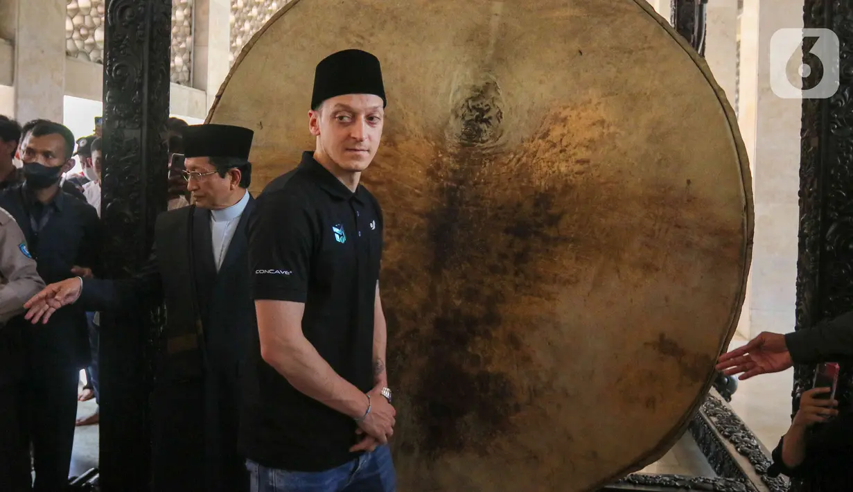 Bintang sepak bola asal Jerman, Mesut Ozil saat berada di Masjid Istiqlal, Jakarta, Jumat (27/5/2022). Seperti diketahui Ozil sedang berada di Jakarta sejak 24 Mei lalu. Pria berkebangsaan Jerman itu telah melakukan serangkaian kegiatan di Indonesia. (Liputan6.com/Herman Zakharia)