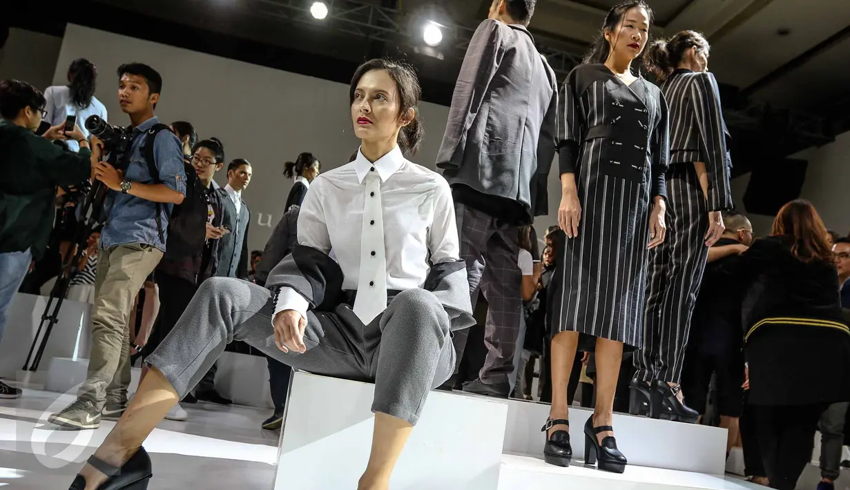 Para model memakai pakaian rancangan desainer senior Tri Handoko saat tampil di  IPMI Trend Show 2017, Jakarta, (11/11). Bertajuk Rectitude, Tri Handoko memamerkan 16 koleksi Spring Summer 2017. (Liputan6.com/Faizal Fanani)