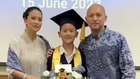 Bersama Ananda Mikola, Marcella hadir ke wisuda anak pertamanya Kana yang baru saja lulus SMP. Marcella pun tampil elegan dengan busananya. (@marcella.zalianty)