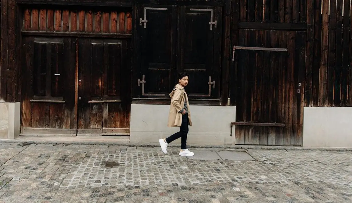 Penampilan Betrand Peto saat liburan keluar negeri pun terlihat cukup kasual. Menggunakan jaket oversize yang dipadukan dengan celana hitam serta sneakers putih, gaya putra Ruben Onsu ini terlihat santai namun stylis. (Liputan6.com/IG/@betrandpetoputraonsu)