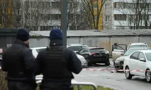 Seorang jenderal senior Rusia tewas akibat ledakan tersebut. Ledakan diduga berasal dari sebuah alat peledak atau bom yang dipasang di bawah mobilnya. Tampak dalam foto, para polisi berjaga di area dekat lokasi kejadian di mana Letnan Jenderal Fanil Sarvarov, kepala Direktorat Pelatihan Operasional Staf Umum Angkatan Bersenjata Rusia, tewas akibat alat peledak yang ditempatkan di bawah mobilnya di Moskow, Senin 22 Desember 2025. (AP Photo)