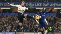 Aksi Christian Eriksen berduel dengan Ngolo Kante pada laga lanjutan Premier League yang berlangsung di stadion Stamford Bridge, London, Kamis (28/2). Chelsea menang 2-0 atas Tottenham Hotspur. (AFP/Glyn Kirk)