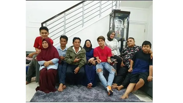 7 Potret Pertemuan Keluarga Lesty Kejora dan Rizky Billar, Penuh Kehangatan