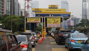 Kepadatan lalu lintas saat penerapan dengan kartu e-Toll di gerbang tol Semanggi 2, Jakarta, Selasa (31/10). Mulai hari ini, pembayaran di jalan tol Indonesia dilakukan sepenuhnya secara nontunai menggunakan uang elektronik. (Liputan6.com/Angga Yuniar)