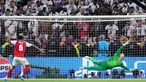 Tendangan penalti pemain Arsenal, Gabriel Magalhaes, melambung di atas mistar gawang kiper PSG, Matvey Safonov, pada final Liga Champions di Stadion Puskas Arena, Sabtu (30/5/2026). (AP Photo/Petr Josek)