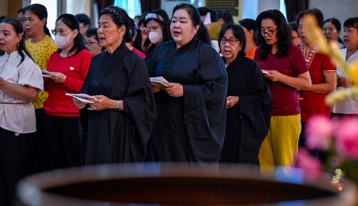 Para umat berdoa saat Hari Raya Waisak yang memperingati kelahiran, pencerahan, dan wafatnya Buddha Gautama, di Kuil Buddha Sakyamuni, Banda Aceh pada Minggu 31 Mei 2026. (CHAIDEER MAHYUDDIN/AFP)