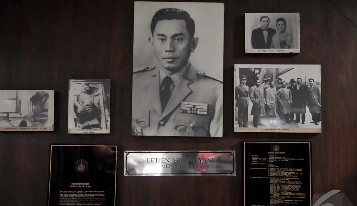 Foto-foto dari Jenderal Ahmad Yani terpampang di Museum Lubang Buaya, Jakarta, Selasa (30/9/2014) (Liputan6.com/Johan Tallo)