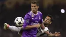 Bintang Real Madrid, Cristiano Ronaldo, berebut bola dengan bek Juventus, Dani Alves, pada laga final Liga Champions di Stadion Stadion Millenium, Cardiff, Sabtu (3/6/2017). Madrid menang 4-1 atas Juventus. (AFP/Javier Soriano)
