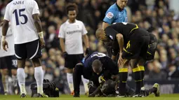 Fabrice Muamba pernah mengalami henti jantung selama 78 detik ketika pertandingan Bolton Wanderers melawan Tottenham Hotspurs pada Piala FA. Setelah kejadian itu, ia memutuskan untuk pensiun bermain sepak bola pada umur 24 tahun. (Foto: AFP/Olly Greenwood)