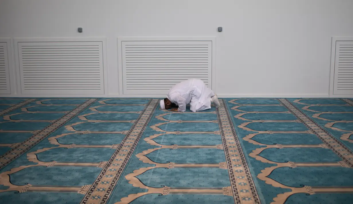 Umat muslim beribadah di bangunan masjid resmi pertama di Kota Athena, Yunani pada Jumat (7/6/2019). Ini adalah pertama kalinya, Muslim di Athena memiliki masjid resmi untuk beribadah setelah lebih dari satu abad lamanya. (AP Photo/Petros Giannakouris)