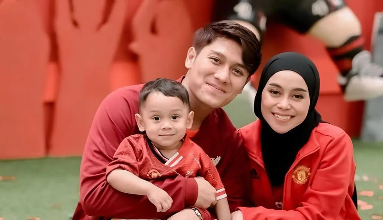 Sementara itu, Lesti Kejora mengenakan jersey dan jaket merah dari klub Inggris, Manchester United begitupun dengan putranya. Sedangkan Rizky Billar mengenakan jersey dan jaket Liverpool. [@lestikejora]