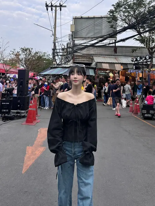Karina memang kerap tampil dengan baju off shoulder yang trendi. Untuk kesan kasual, ia memadukannya dengan celana jeans loose yang simple dan nyaman.  [@katarinabluu]