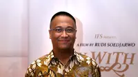  Rudi Soedjarwo di Premiere film Stay With Me (Galih W. Satria/bintang.com)