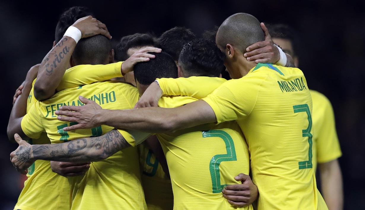 Para pemain Brasil merayakan gol yang dicetak oleh Gabriel Jesus pada laga persahabatan di Stadion Olympiastadion, Berlin, Selasa (27/3/2018). Jerman takluk 0-1 dari Brasil. (AP/Michael Sohn)