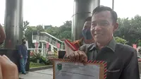Ketua DPRD Kabupaten Solok, Sumatera Barat, Dodi Hendra, saat melaporkan Bupati Solok Epyardi Asda ke Komisi Pemberantasan Korupsi (KPK), Kamis (9/6/2022). (Liputan6.com/Fachrur Rozie)
