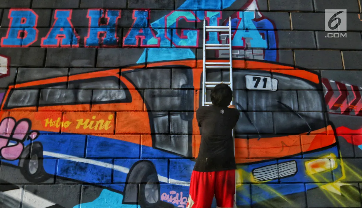 Seniman dari Komunitas mural dan Gravity menyelesaikan gambar di Kolong Tol, Jakarta, Rabu (19/6/2019). Pembuatan Mural Gravity tersebut bermaksud untuk membuat lingkungan sekitar menjadi indah dan elok dipandang mata. (Liputan6.com/Johan Tallo)