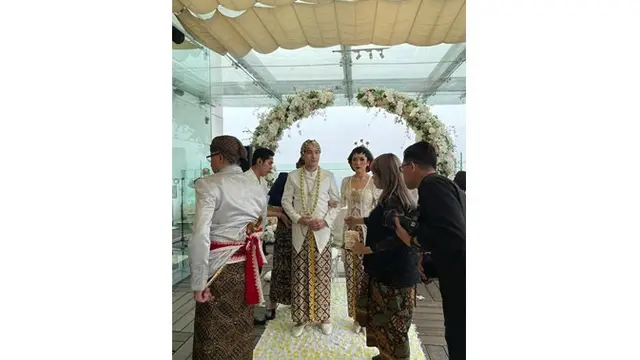 Kini pasangan yang telah berpacaran selama 12 tahun ini resmi menyandang status sebagai suami istri.